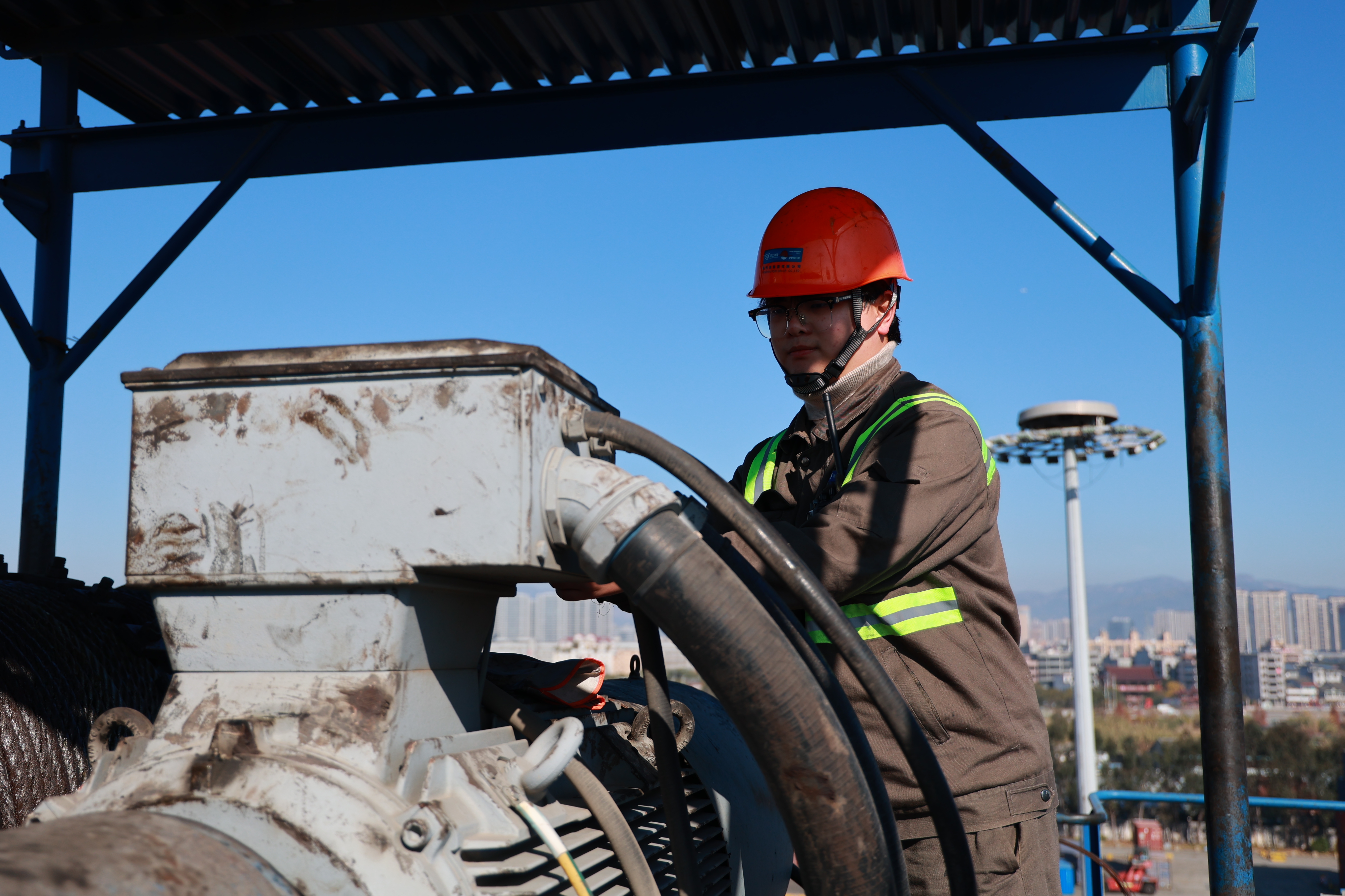 打破进口依赖，金洋公司龙门吊风机国产化改造实现重大突破