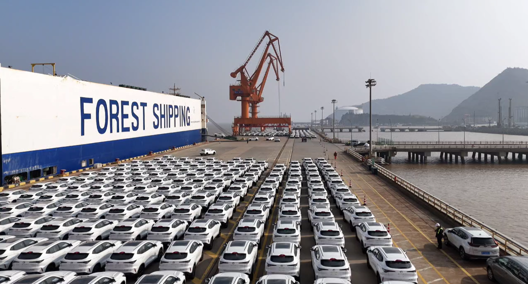 温州状元岙港区迎来新年首条滚装船